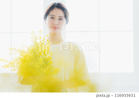 ミモザの花束を持つ女性 ミモザの花束を持つ女性 116935631