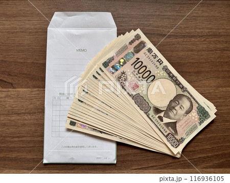 一万円札と封筒 116936105