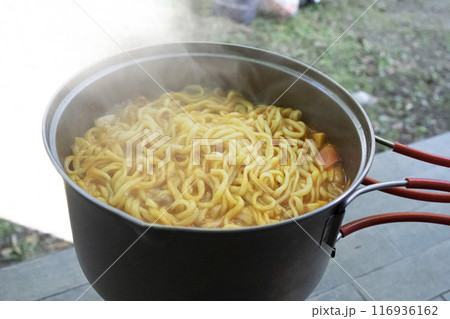 山やキャンプで調理するアウトドアごはん・山ごはん【インスタントラーメン】 116936162