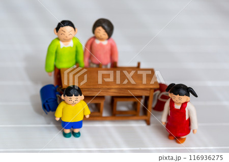 手作り紙粘土人形 小学生の姉弟ファミリー 手作り紙粘土人形 小学生の姉弟ファミリー 116936275