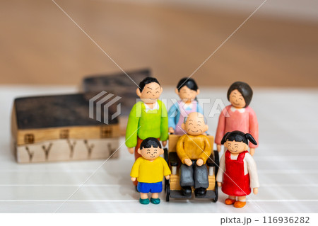 手作り紙粘土人形　家族　マイホーム　2世帯住宅 116936282