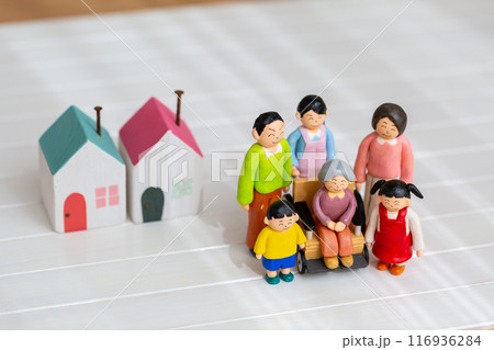 手作り紙粘土人形　家族　マイホーム　2世帯住宅 116936284