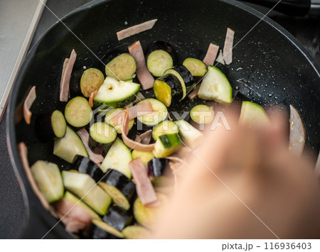 炒める 116936403