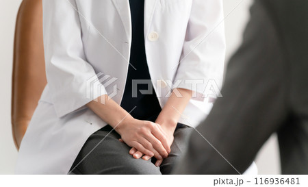 女医　カウンセリング　対面　手元 116936481