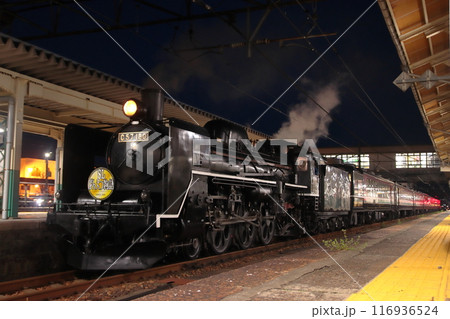 夜の新津駅で体を休めるC57-180号機(SLばんえつ物語号)_2024/4/13撮影 夜の新津駅で体を休めるC57-180号機(SLばんえつ物語号)_2024/4/13撮影 116936524