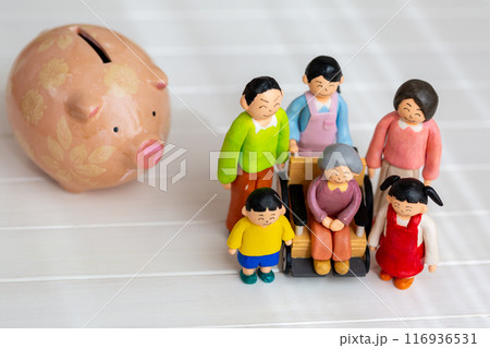 手作り紙粘土人形  貯金箱　大家族 116936531