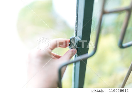 鍵を閉める手 116936612