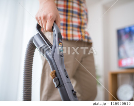掃除をする男性 116936616