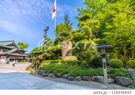 日本の寒川都市景観　相模國一之宮 寒川神社・社務所や八方除御祈念受付など望む＝令和6年7月21日 116936643