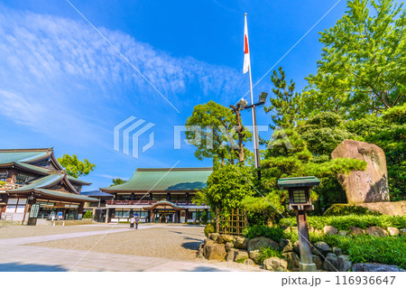 日本の寒川都市景観　相模國一之宮 寒川神社・社務所や八方除御祈念受付など望む＝令和6年7月21日 116936647