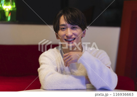 カメラ目線で笑顔の若い男性　自宅　夜　イメージ 116936663