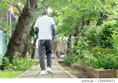 ジョギングするシニア男性　後ろ姿 116936921