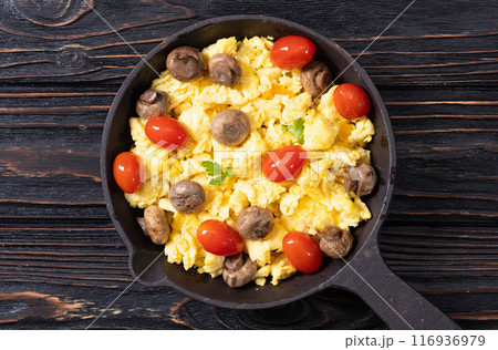 Homemade scrambled eggs with mushrooms and cherry tomatoes 116936979