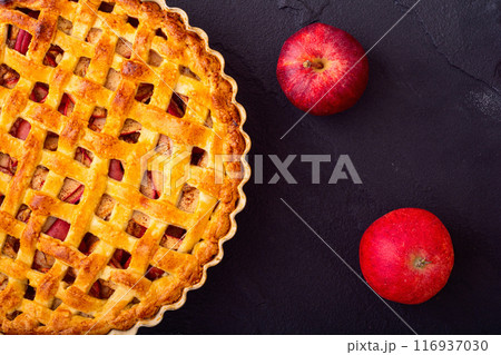 Homemade autumn apple pie . Traditional Thanksgiving day dessert 116937030