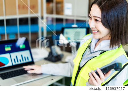 在庫管理をする若い女性作業員 在庫管理をする若い女性作業員 116937037