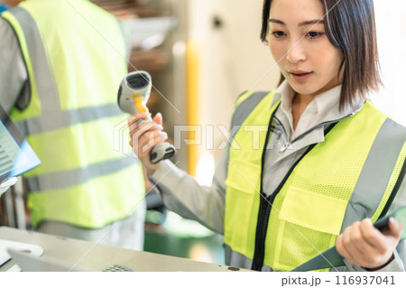 在庫管理をする若い女性作業員 在庫管理をする若い女性作業員 116937041
