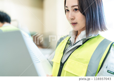 在庫管理をする若い女性作業員 在庫管理をする若い女性作業員 116937043