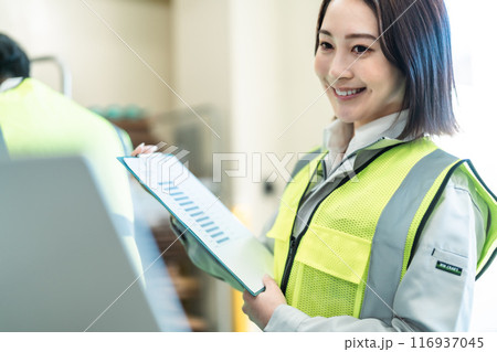 在庫管理をする若い女性作業員 在庫管理をする若い女性作業員 116937045