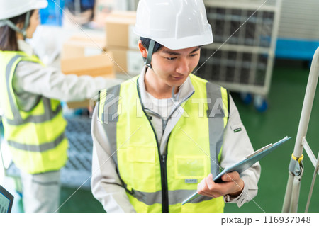 物流管理をする男性スタッフ 物流管理をする男性スタッフ 116937048