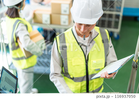 物流管理をする男性スタッフ 物流管理をする男性スタッフ 116937050