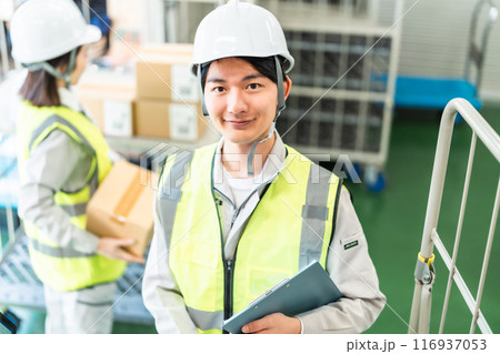 物流管理をする男性スタッフ 物流管理をする男性スタッフ 116937053