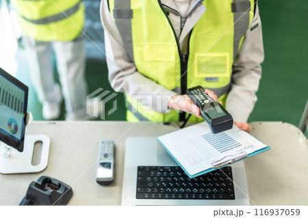 リストを確認する男性作業員　顔無し 116937059