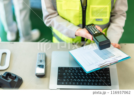 リストを確認する男性作業員 顔無し リストを確認する男性作業員 顔無し 116937062