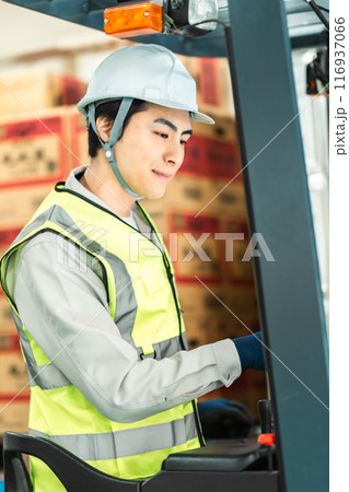 フォークリフトを運転する笑顔の30代男性作業員 116937066