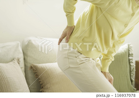 腰をおさえる女性の腰のアップ 116937078