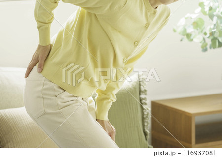 腰をおさえる女性の腰のアップ 腰をおさえる女性の腰のアップ 116937081