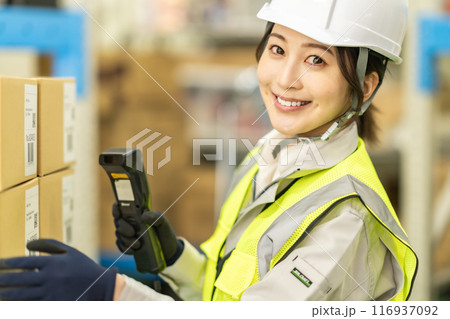 倉庫でバーコードをスキャンする若い女性作業員 倉庫でバーコードをスキャンする若い女性作業員 116937092