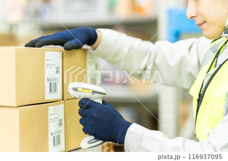 バーコードをスキャンする男性作業員 116937095