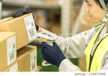 バーコードをスキャンする男性作業員 バーコードをスキャンする男性作業員 116937099