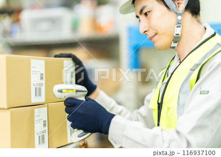 バーコードをスキャンする男性作業員 116937100