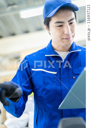 物流センターで働く男性社員 物流センターで働く男性社員 116937121