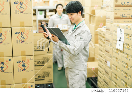 バックヤードで在庫管理する若い男性 116937143