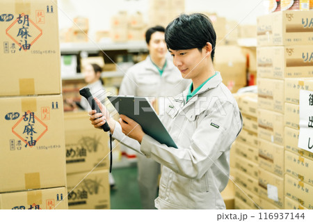 バックヤードで在庫管理する若い男性 バックヤードで在庫管理する若い男性 116937144