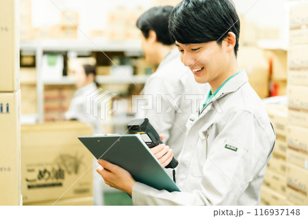 バックヤードで在庫管理する若い男性 116937148