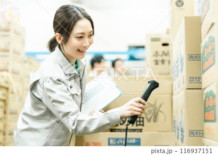 端末で在庫確認をする若い女性作業員 116937151