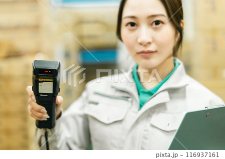 バックヤードで梱包作業をする女性作業員 バックヤードで梱包作業をする女性作業員 116937161