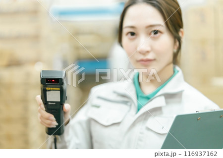 バックヤードで梱包作業をする女性作業員 116937162