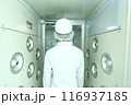 エアーシャワーを浴びる作業員 116937185