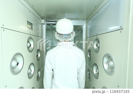 エアーシャワーを浴びる作業員 エアーシャワーを浴びる作業員 116937185