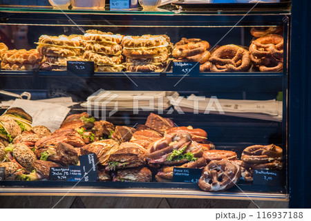 ドイツ、ミュンヘン駅構内のベーカリーショップのショウケースに並べられてる様々なパン達 116937188