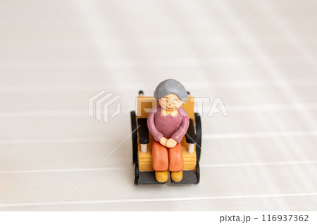 車椅子に座るおばあちゃん 116937362