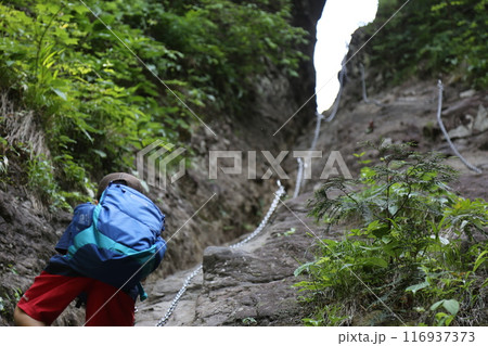 鎖場に挑む子供 116937373