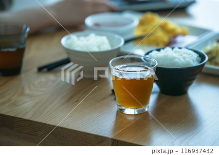 食事の置かれたテーブル 116937432