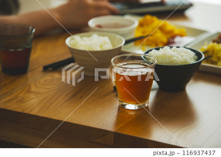 食事の置かれたテーブル 116937437