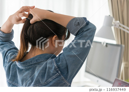 ポニテにする女性の後ろ姿のポートレート ポニテにする女性の後ろ姿のポートレート 116937449
