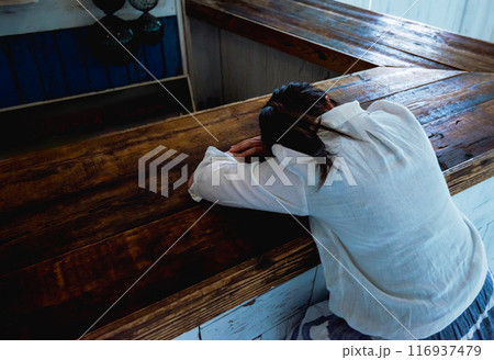 悲しいそうな女性 悲しいそうな女性 116937479